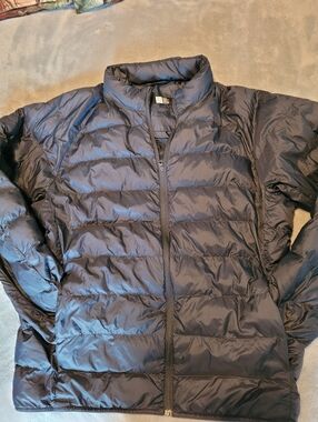 LIRA size Medium Ladies Jacket Black EUC Pockets Zipper Lightweight Puffer Warm